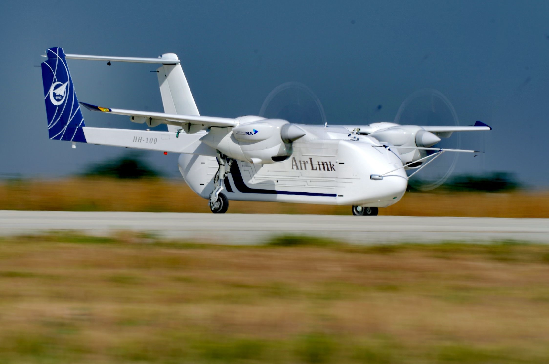 △2024年6月12日，HH-100航空商用無人運(yùn)輸系統(tǒng)驗(yàn)證機(jī)在西安藍(lán)田通用機(jī)場首飛成功。