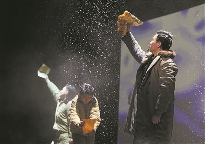 圖為清華大學(xué)原創(chuàng)話劇《馬蘭花開》的演出現(xiàn)場(chǎng)。新華社記者 王申攝