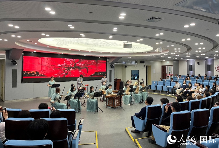 北京第二外國語學院學生帶來民樂表演。人民網(wǎng)記者 陳思攝