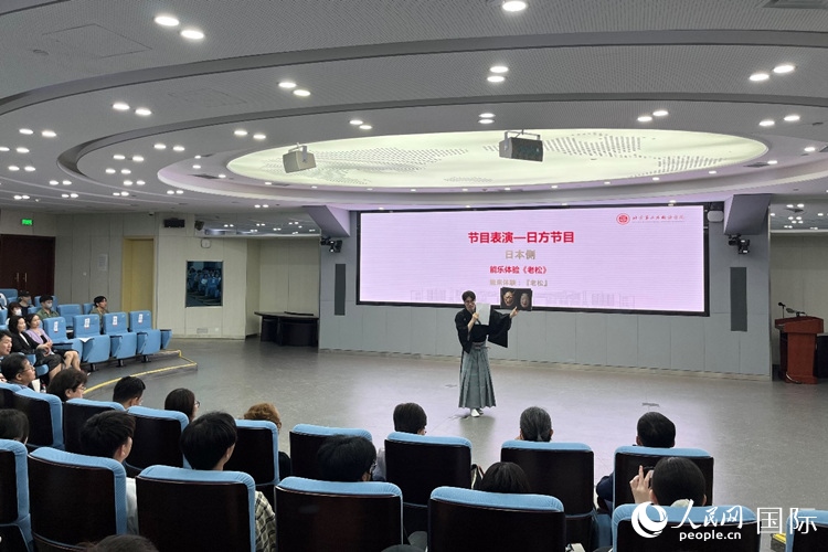 日本大學生介紹能樂知識。人民網(wǎng)記者 陳思攝