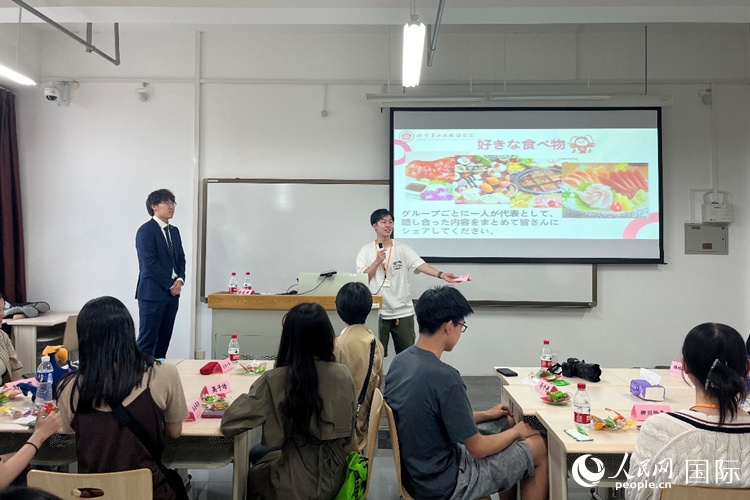 中日大學生交流討論。人民網(wǎng)記者 陳思攝