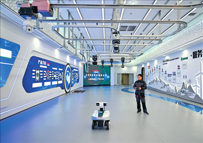 在雄安科創(chuàng)中心中試基地，北京普龍科技有限公司工作人員在展示巡檢機器人（2024年3月28日攝）牟宇攝/本刊