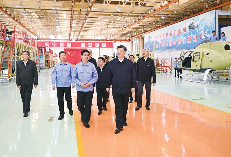 2023年10月10日至13日，中共中央總書記、國家主席、中央軍委主席習近平在江西考察。這是11日上午，習近平在景德鎮(zhèn)市昌河飛機工業(yè)（集團）有限公司考察。 新華社記者 燕雁/攝