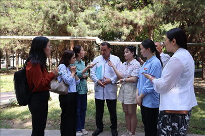 聯(lián)合采訪團隊在采訪塔吉克斯坦中央眼科醫(yī)院副院長馬爾索羅夫·薩爾杜洛。胡澤曦攝