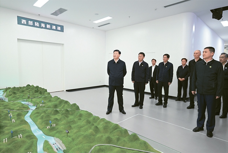 2023年12月14日至15日，中共中央總書記、國家主席、中央軍委主席習近平在廣西考察。這是14日上午，習近平在南寧市考察中國—東盟信息港股份有限公司，結(jié)合平陸運河沙盤聽取西部陸海新通道骨干工程建設(shè)匯報。 新華社記者 謝環(huán)馳/攝