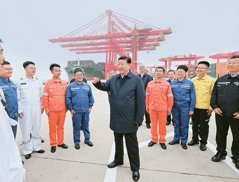 2024年5月22日至24日，中共中央總書記、國家主席、中央軍委主席習近平在山東考察。這是22日下午，習近平在日照港親切慰問港口科技工作者、運營人員、航運人員。 新華社記者 謝環(huán)馳/攝