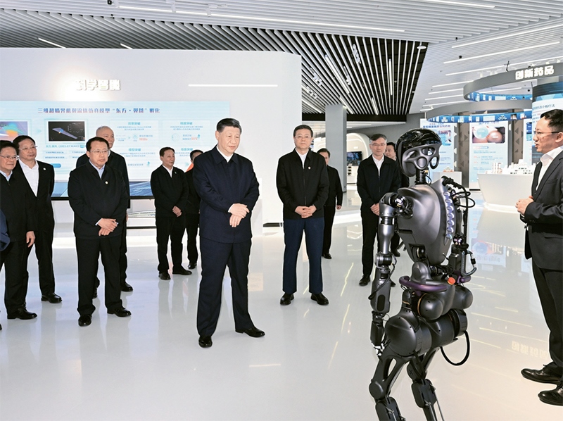 2023年11月28日至12月2日，中共中央總書記、國家主席、中央軍委主席習近平在上?？疾?。這是11月28日下午，習近平在浦東新區(qū)張江科學城參觀上?？萍紕?chuàng)新成果展。 新華社記者 謝環(huán)馳/攝