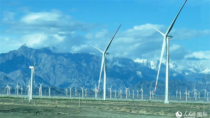 從烏魯木齊到吐魯番沿途的風(fēng)力發(fā)電設(shè)備。人民網(wǎng)記者 張麗婭攝