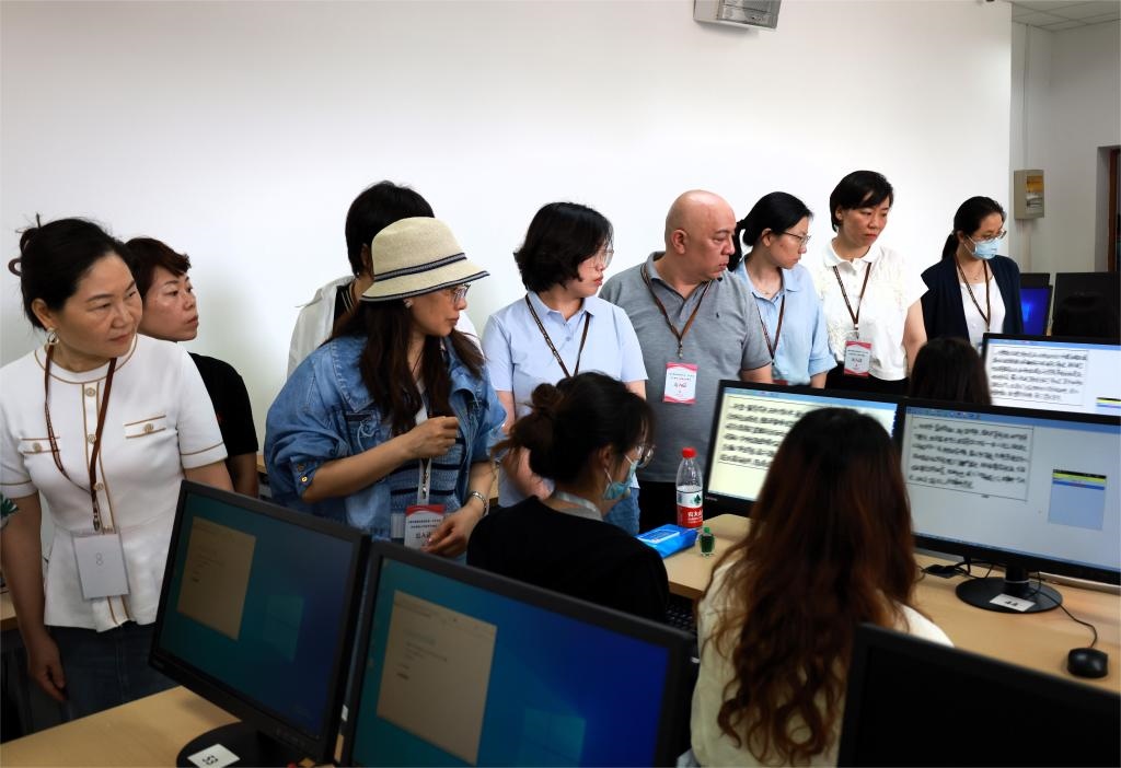 6月14日，上海考生家長代表受邀走進上海高考語文評卷點，參觀現(xiàn)場評卷工作。（上海市教育考試院供圖）