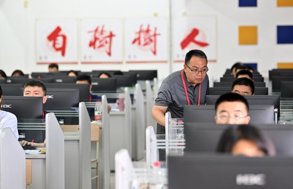 6月14日，評卷教師在天津師范大學評卷點評卷。新華社記者 李然 攝