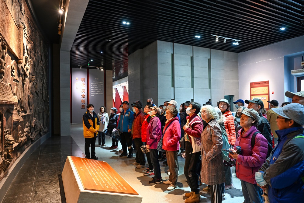 △ 2024年4月10日，北京朝陽(yáng)區(qū)安慧里社區(qū)黨委組織離退休黨員參觀“明鏡昭廉”明代反貪尚廉歷史文化園。