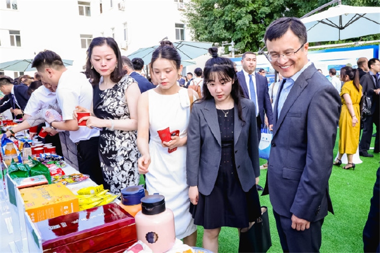 與會嘉賓參觀品鑒上合組織農(nóng)業(yè)基地特產(chǎn)。主辦方供圖