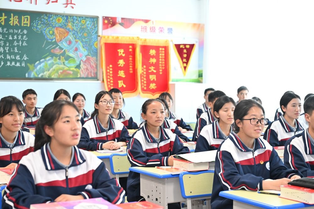 2024年6月18日，果洛西寧民族中學(xué)學(xué)生在上課。