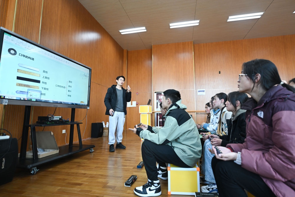 上海援青教師闞延俊在給學生上音樂課（2023年2月23日攝）。