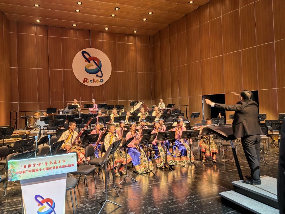 5月4日，來自果洛西寧民族中學的果洛州青少年管樂團在山東省日照市演出。