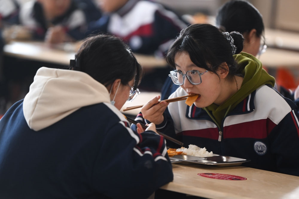 2023年2月23日，果洛西寧民族中學(xué)學(xué)生在食堂吃午飯。