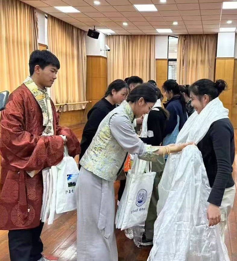2024年1月18日，在上海市大同中學(xué)，果洛西寧民族中學(xué)學(xué)生給上海大同中學(xué)師生獻(xiàn)哈達(dá)。新華社發(fā)（果洛州教育局供圖）