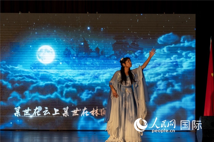 參賽選手演唱中文歌曲《左手指月》。人民日報(bào)非洲中心分社 希拉茲·莫林?jǐn)z