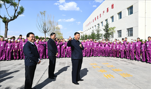 2021年6月7日至9日，習(xí)近平總書(shū)記在青?？疾?。這是7日下午，習(xí)近平總書(shū)記在青海圣源地毯集團(tuán)有限公司考察時(shí)，同企業(yè)員工親切交流。新華社記者 謝環(huán)馳 攝