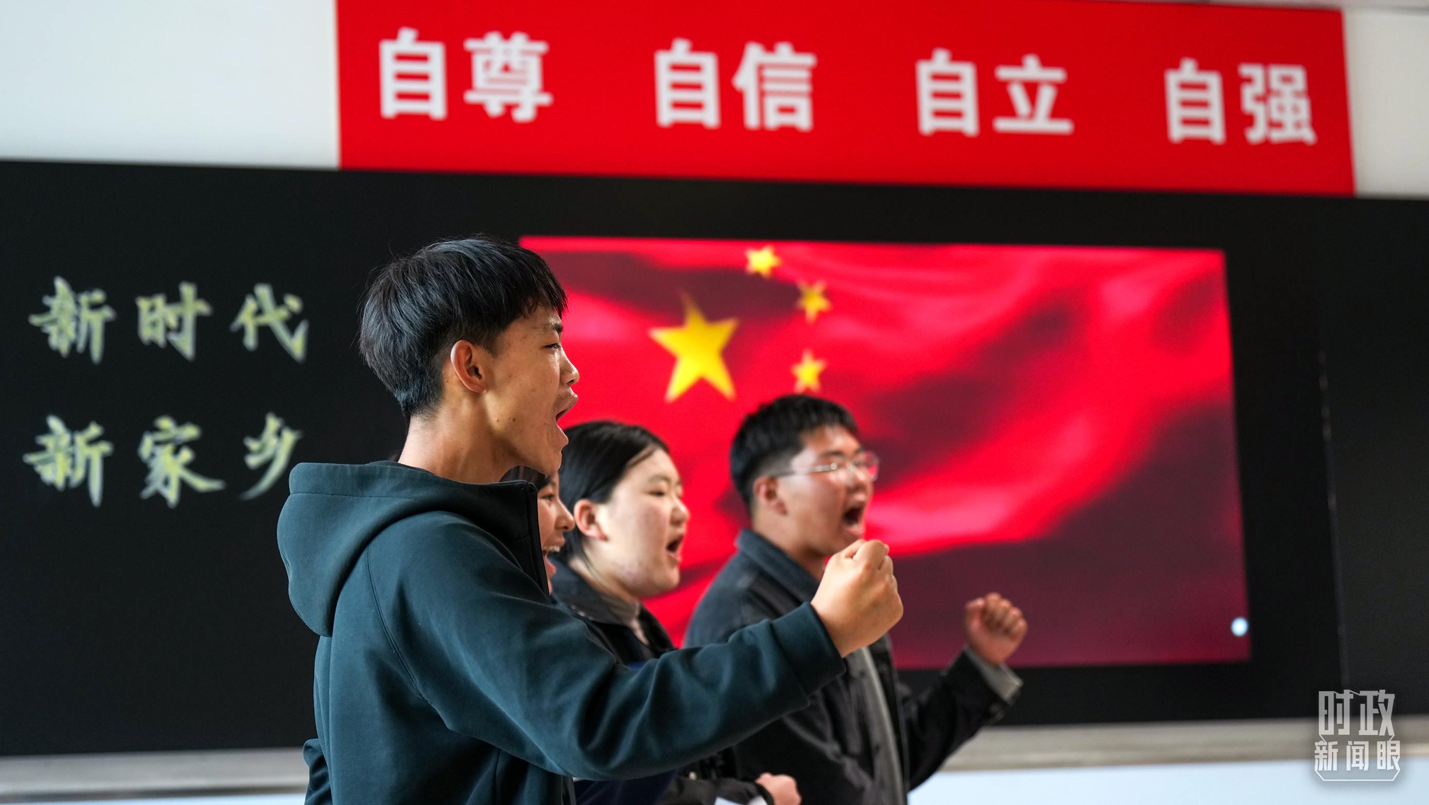 △果洛西寧民族中學(xué)高一（1）班的“新時代、新家鄉(xiāng)”主題思政課。（總臺央視記者許永松、國廣記者李晉拍攝）