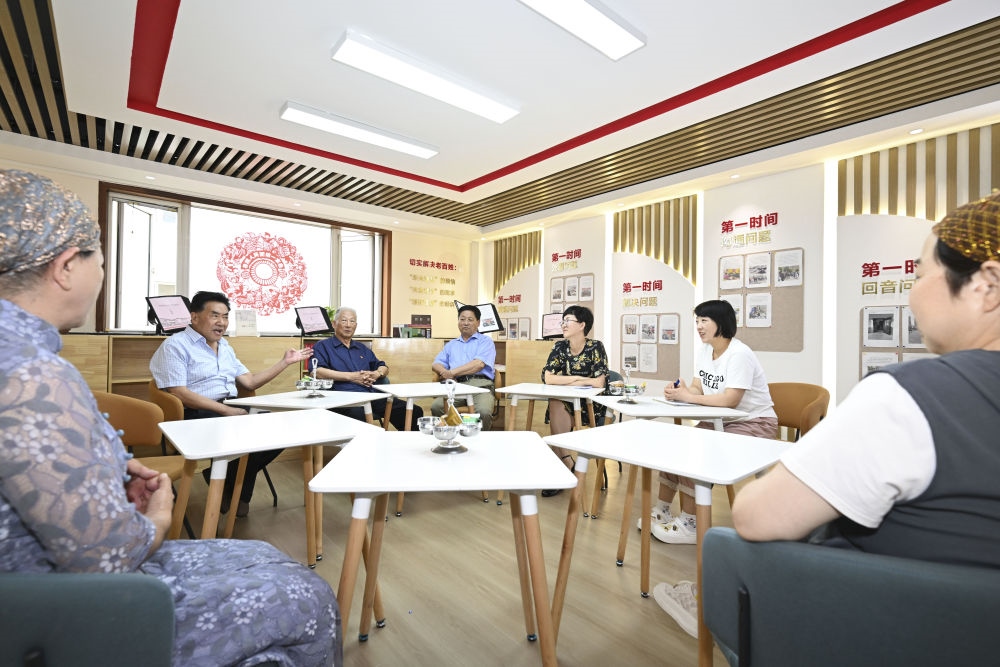 6月20日，長城花園社區(qū)居民在居民議事廳議事。