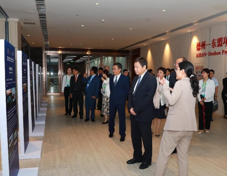 與會嘉賓參觀圖片展。中國外文局供圖