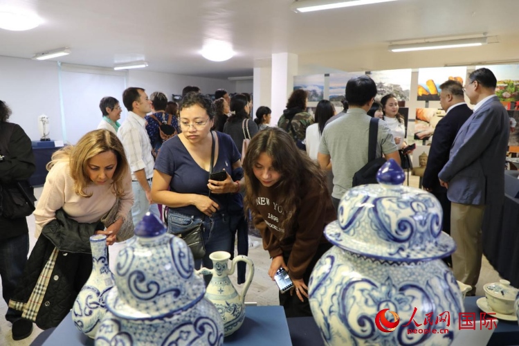 在展覽現(xiàn)場，觀眾們駐足欣賞德化瓷和墨西哥彩瓷。人民網(wǎng) 埃內(nèi)斯托·多明戈斯攝