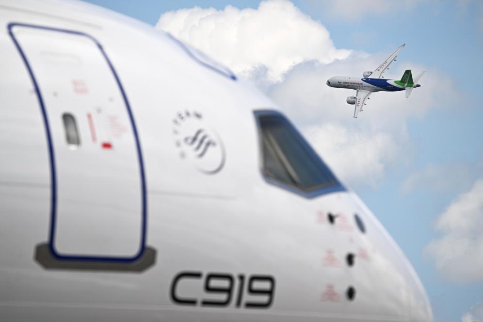 一架中國商飛公司C919客機在新加坡航展上做飛行表演（2024年2月20日攝）。新華社發(fā)（鄧智煒攝）