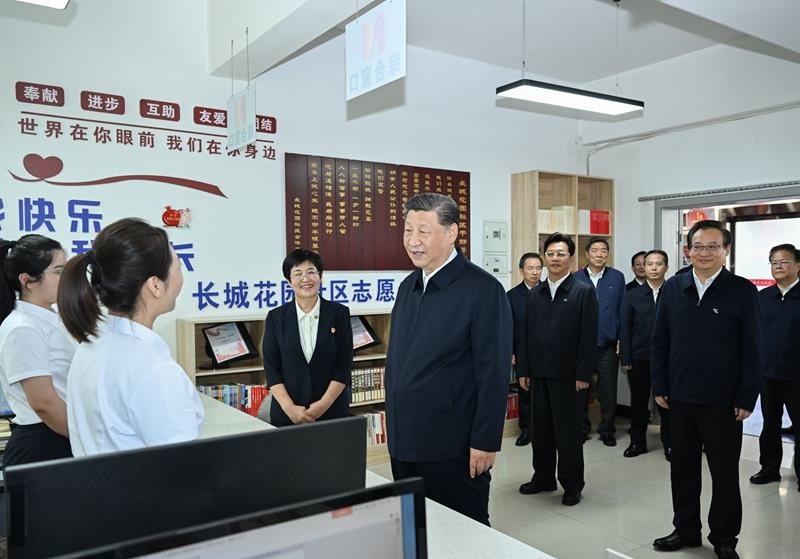 2024年6月19日，習近平總書記在寧夏銀川市金鳳區(qū)長城花園社區(qū)黨群服務中心便民服務廳了解社區(qū)開展便民惠民服務等情況。