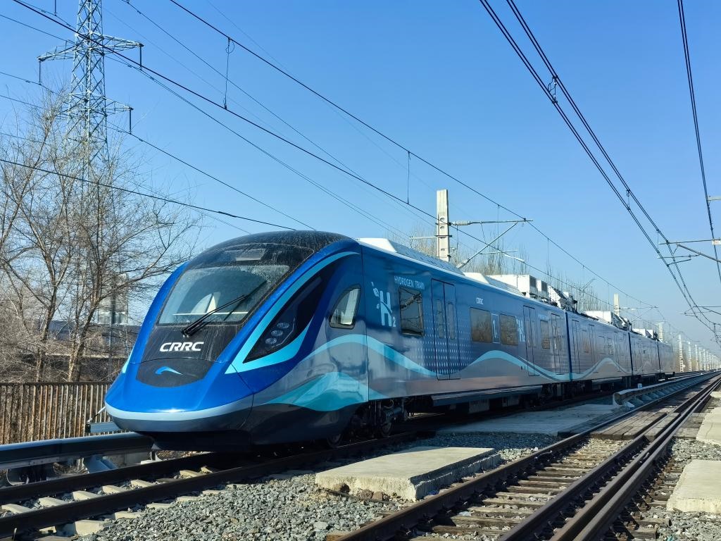 我國首列氫能源市域列車在位于長春的中車長客試驗線進行運行試驗（2024年3月21日攝）。新華社發(fā)（中車長客股份公司提供）