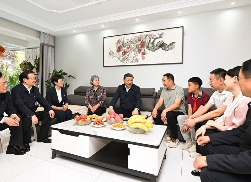 2024年6月19日，習近平總書記在寧夏銀川市金鳳區(qū)長城花園社區(qū)居民趙守成家中，同一家人圍坐在一起拉家常。