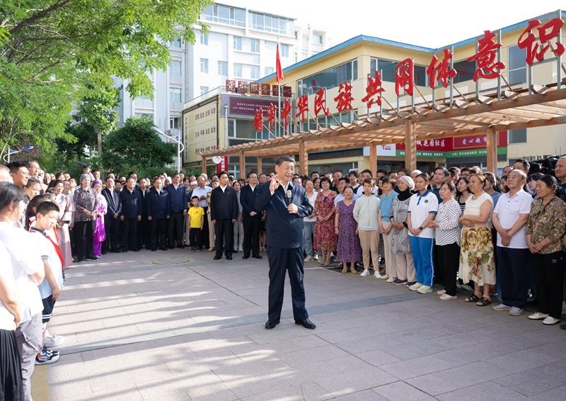 2024年6月19日，習近平總書記在寧夏銀川市金鳳區(qū)長城花園社區(qū)考察時，同社區(qū)居民親切交流。