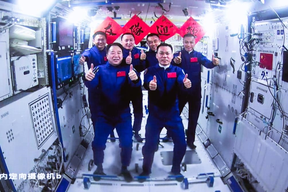 這是在北京航天飛行控制中心拍攝的神舟十六號航天員乘組與神舟十七號航天員乘組“全家?！保?023年10月26日攝）。新華社發(fā)（韓啟揚 攝）