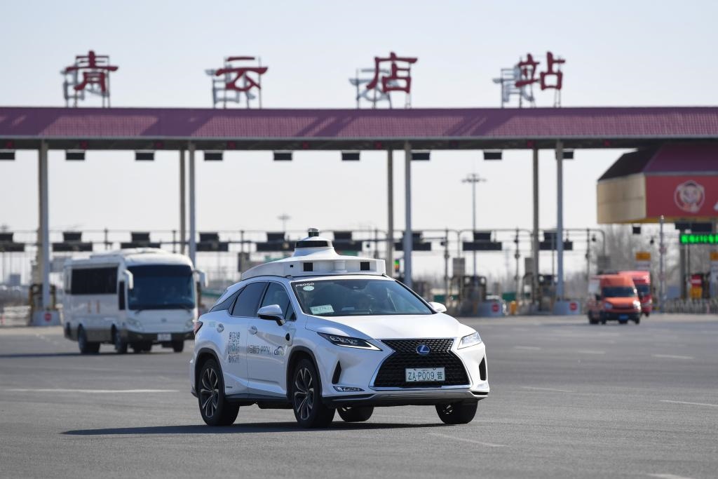 一輛自動駕駛車行駛在北京大興國際機場到亦莊的自動駕駛線路上（2024年3月1日攝）。新華社記者 鞠煥宗 攝