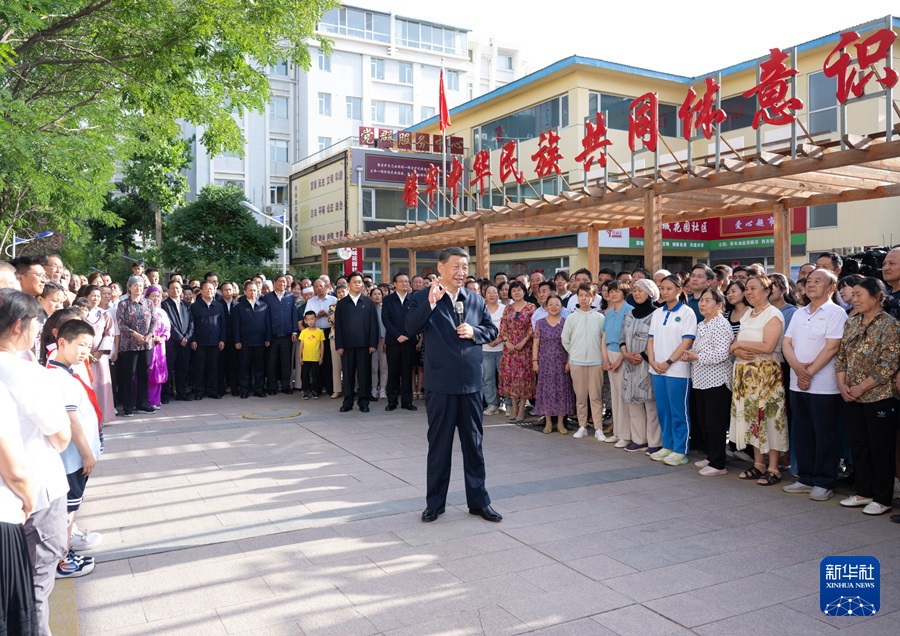 6月19日下午，習近平總書記在銀川市金鳳區(qū)長城花園社區(qū)考察時，同社區(qū)居民親切交流。