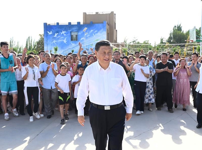 2022年7月14日，習近平總書記在新疆吐魯番市高昌區(qū)亞爾鎮(zhèn)新城片區(qū)新城西門村考察時，同各族群眾在一起。