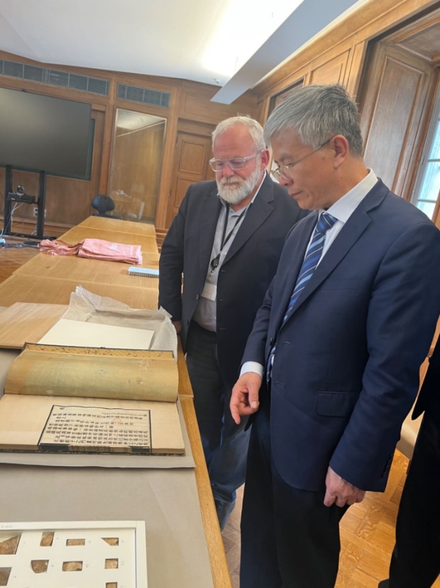 山東大學(xué)校長李術(shù)才率團(tuán)訪問法國國家圖書館。山東大學(xué)供圖