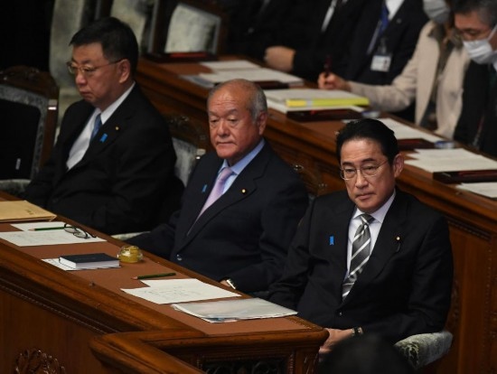 ??2023年12月13日，日本首相岸田文雄（右）參加國會閉會式。新華社記者馮武勇攝