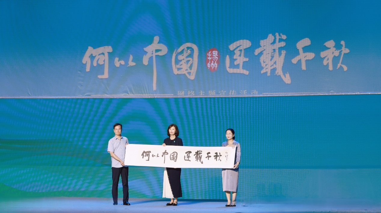 隋唐大運(yùn)河文化博物館館長(zhǎng)曹岳森（左）、揚(yáng)州中國(guó)大運(yùn)河博物館館長(zhǎng)鄭晶（中）、浙東運(yùn)河博物館負(fù)責(zé)人張慧（右）共同展卷。