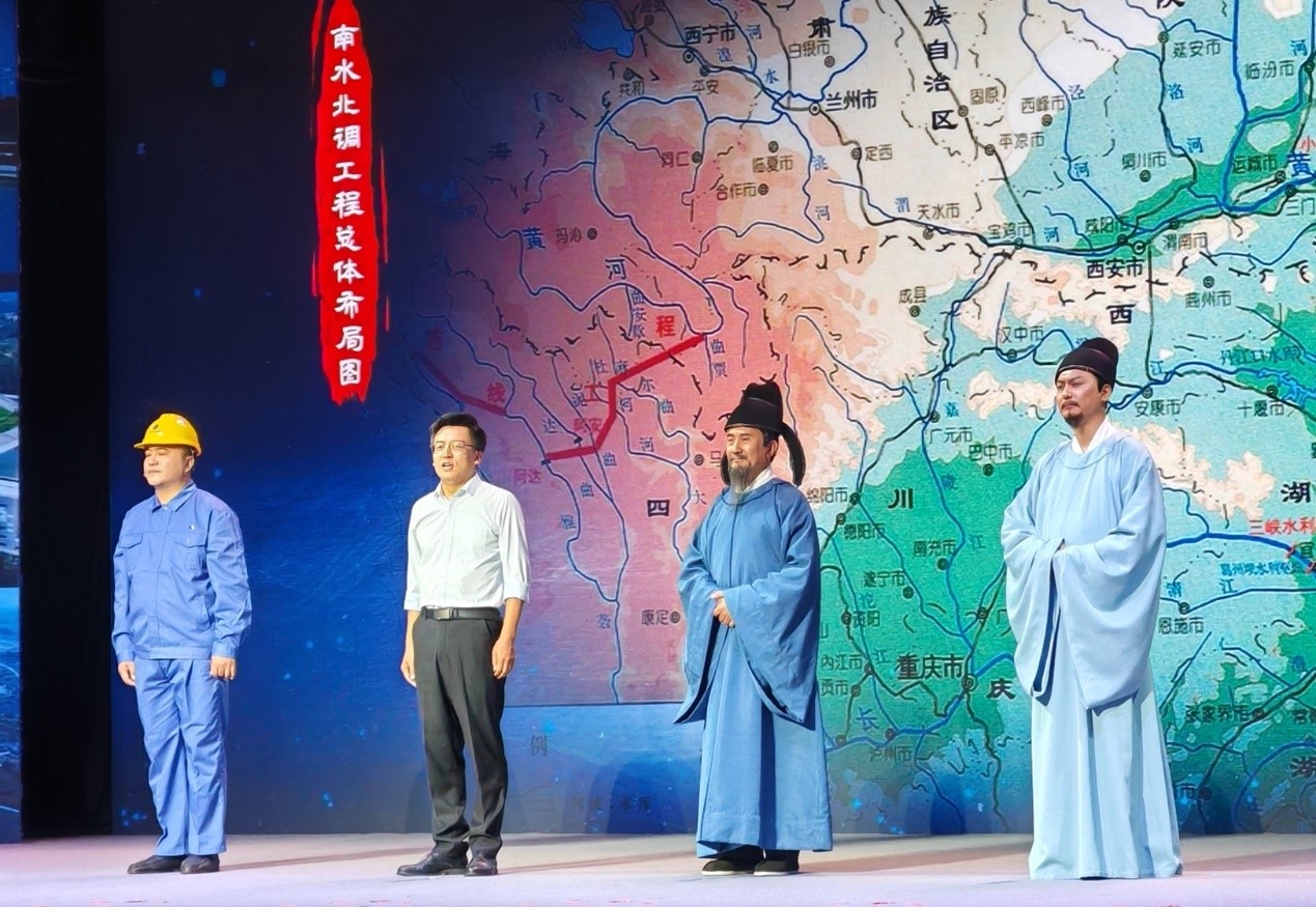 演員張志堅(jiān)（右二）、演員侯京健（右一）、北京郭守敬紀(jì)念館執(zhí)行館長(zhǎng)張鵬（左二）和江蘇省江都水利工程管理處第二抽水站管理所副所長(zhǎng)郭凱（左一）同臺(tái)演繹。