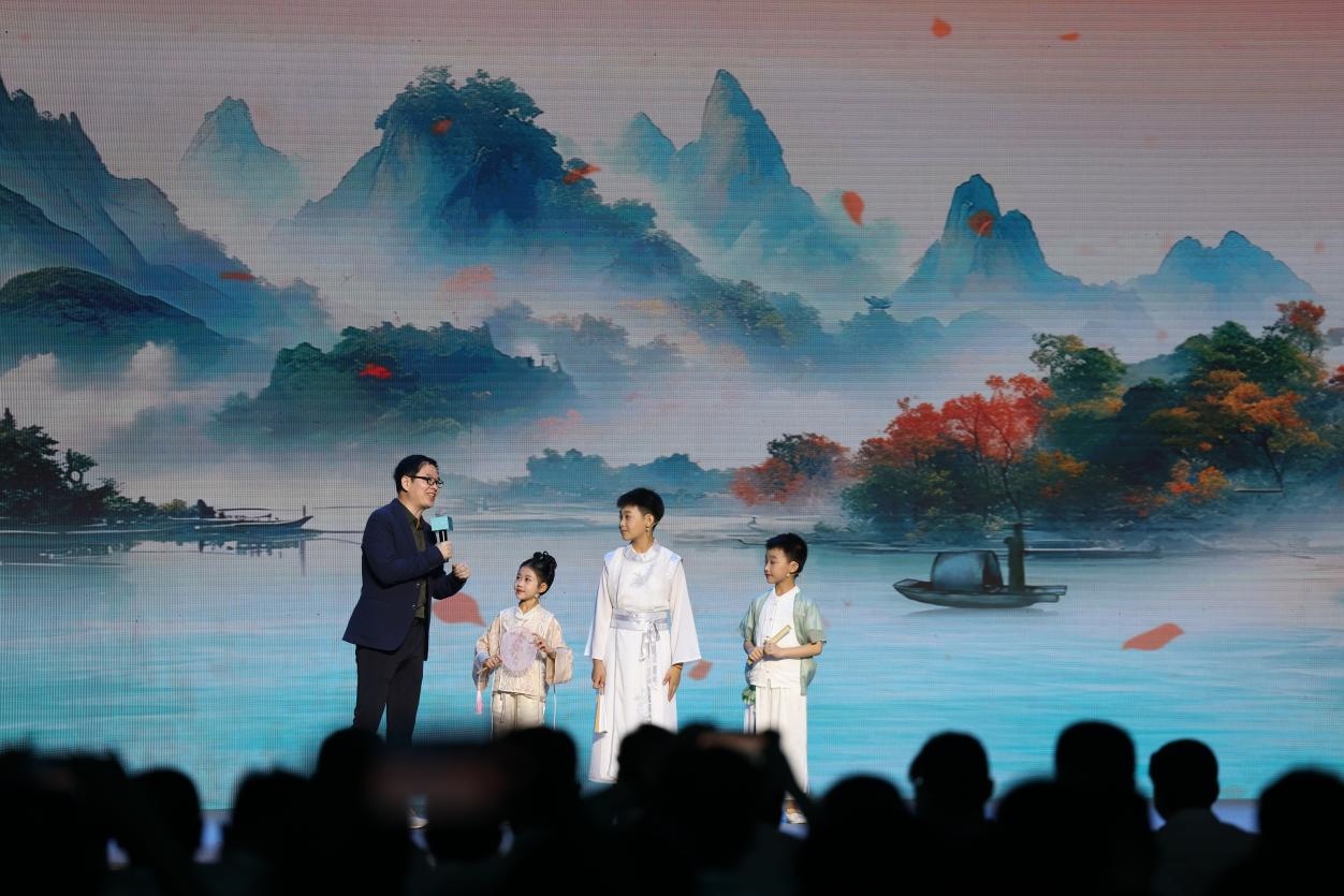 南京師范大學(xué)教授酈波（左一）與2024中國(guó)詩詞大會(huì)選手張可兒（左二）、姜敬曦（右二），揚(yáng)州市邗江區(qū)實(shí)驗(yàn)學(xué)校蔣王小學(xué)學(xué)生陸俊屹（右一）趣談大運(yùn)河詩詞文化。