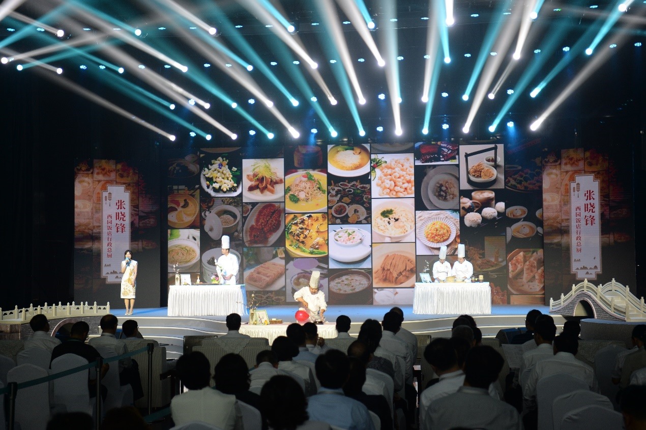 花園國(guó)際大酒店廚師長(zhǎng)朱燾、西園飯店行政總廚張曉鋒、冶春面點(diǎn)總廚倪秋香、冶春面點(diǎn)制作技藝第五代傳人陳詩雅展示淮揚(yáng)菜絕技。