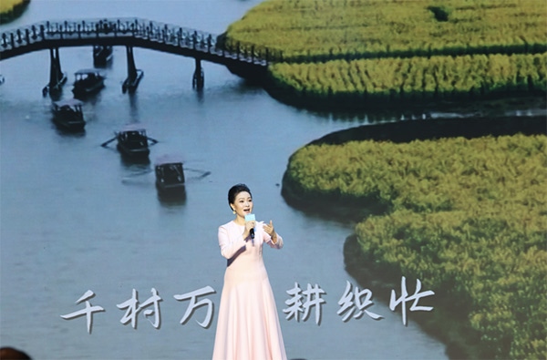 歌唱家、中國(guó)音樂學(xué)院教授雷佳現(xiàn)場(chǎng)演唱。