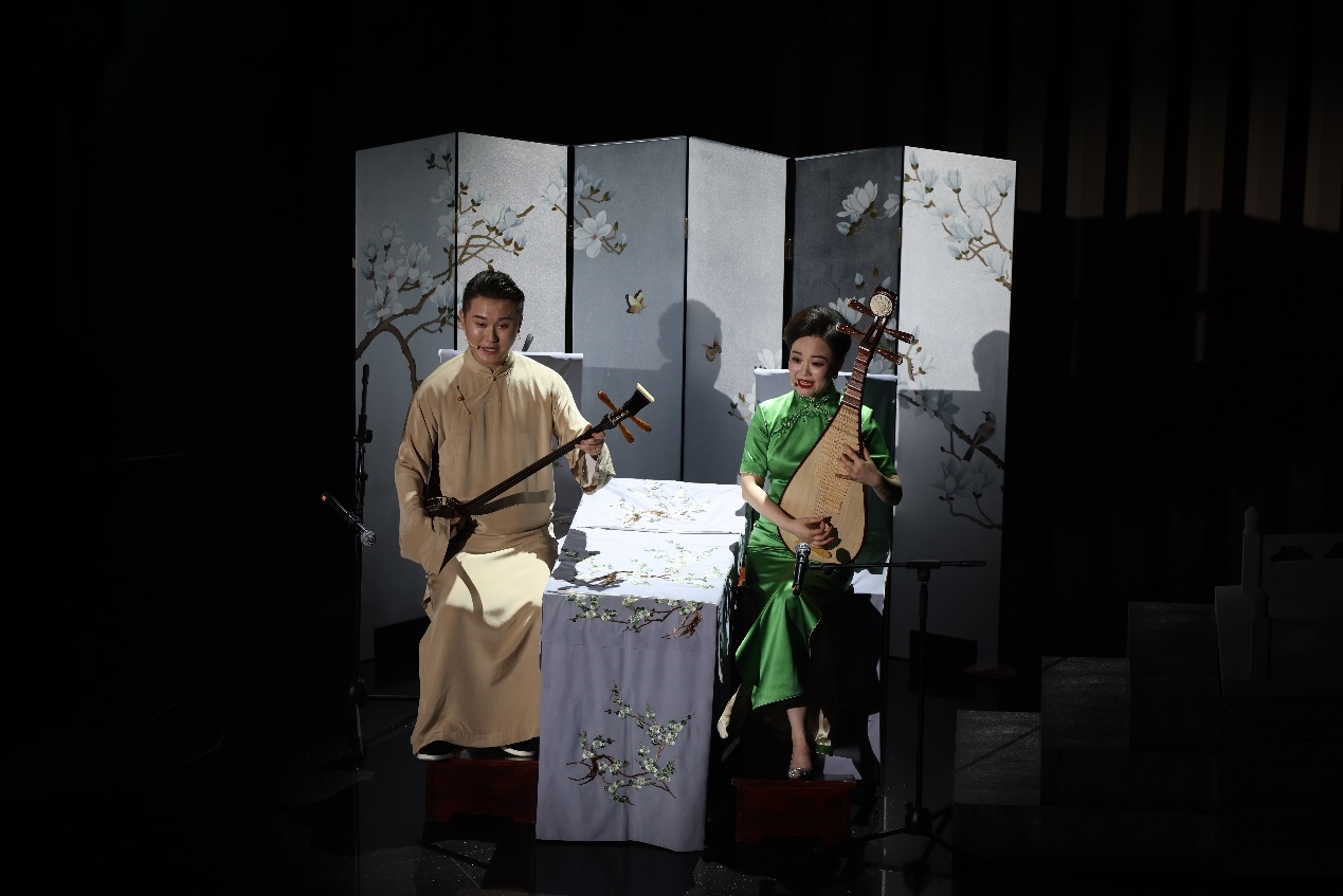 國(guó)家一級(jí)演員、揚(yáng)州曲藝研究所青年演員劉芓君（右）、揚(yáng)州曲藝研究所青年演員王智超（左）現(xiàn)場(chǎng)表演。