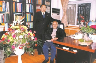 2001年2月，李德仁（左一）給導師王之卓拜年。