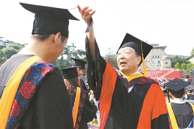 2017年6月22日，李德仁（右一）參加武漢大學畢業(yè)典禮并為畢業(yè)生撥穗。