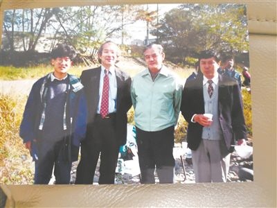 薛其坤（左一）在日本求學(xué)期間與導(dǎo)師櫻井教授合影。受訪者供圖