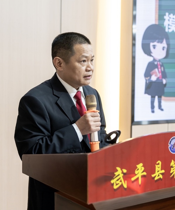 圖④：武平法院刑庭庭長(zhǎng)候良石在模擬法庭后為學(xué)生上普法課。