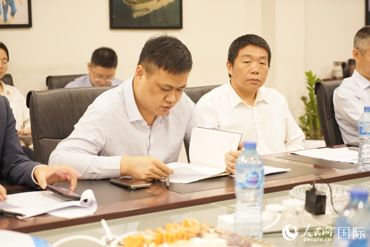 新當(dāng)選尼日利亞中國礦業(yè)聯(lián)合會會長中國和聯(lián)公司董事長李輝發(fā)言。人民網(wǎng)記者 姜宣攝