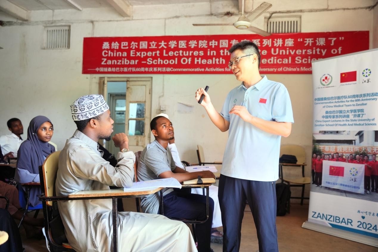 李勇醫(yī)生在解答學生的問題。 中國援桑醫(yī)療隊供圖